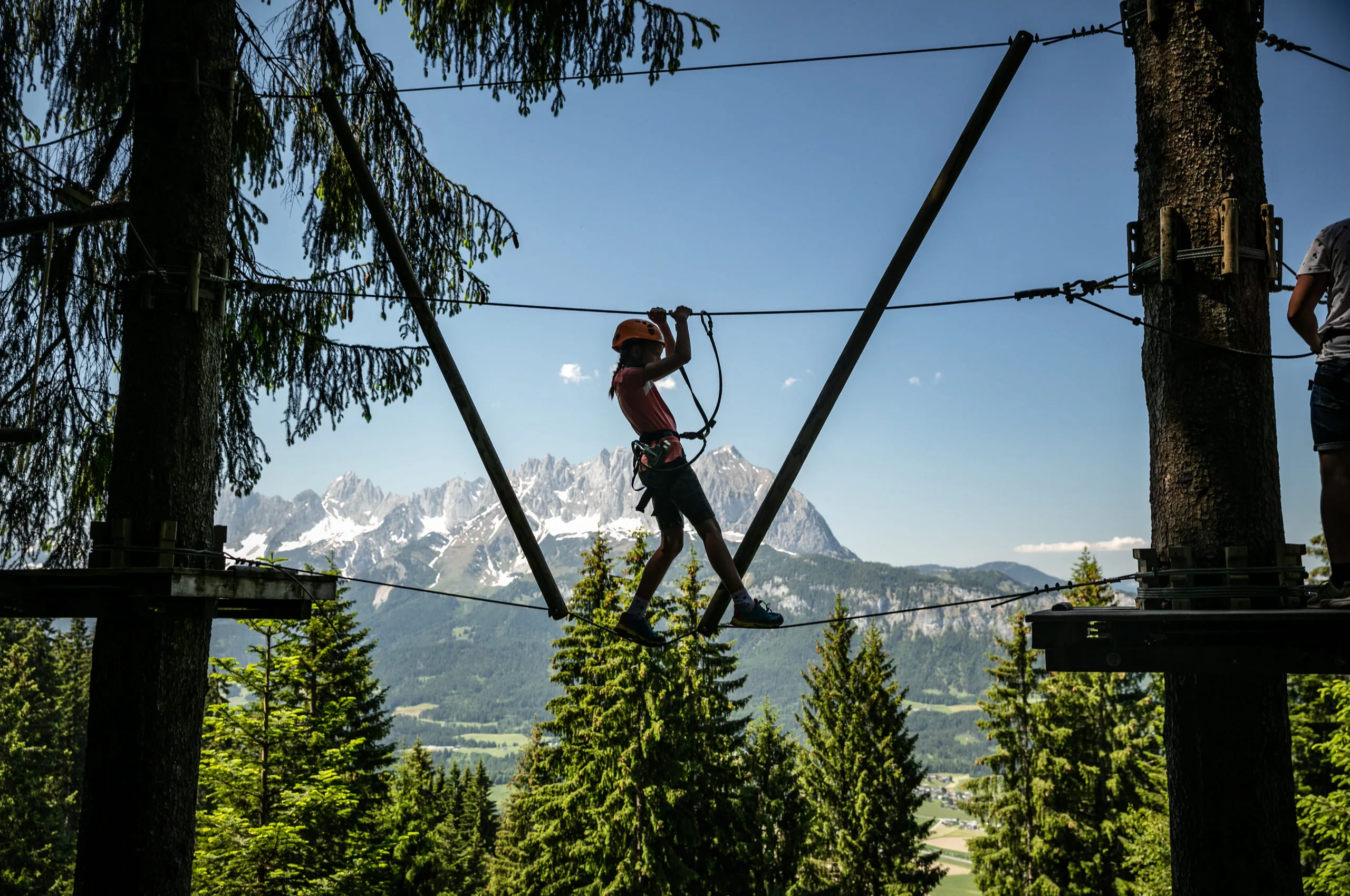 Person auf einem Hochseilparcours in St. Johann