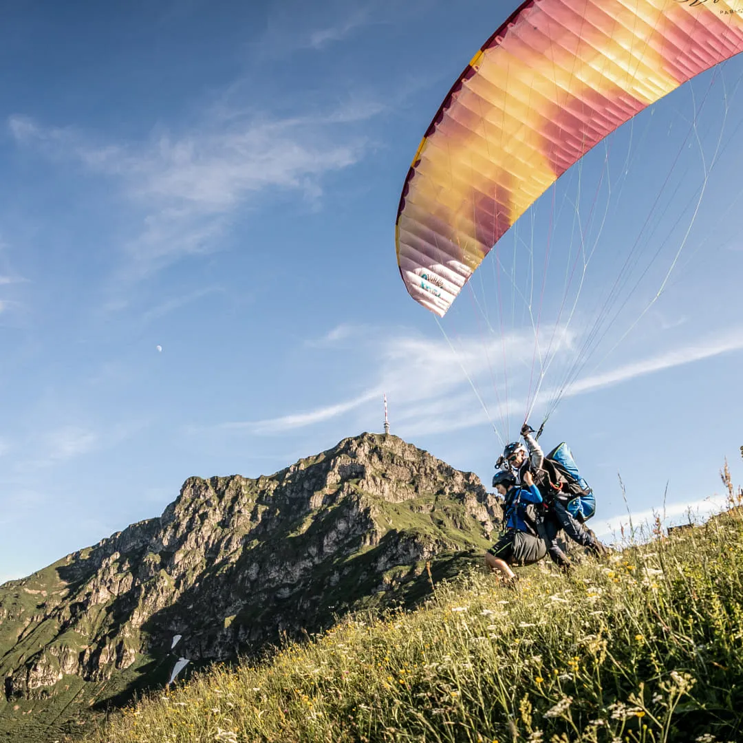 Paragliding über den Bergen von St. Johann
